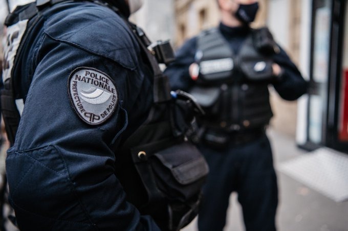 Autoturism avariat pe o stradă din Caen după atac cu mașina Franța, cu polițiști și victime atac auto asistate la fața locului în anchetă omor Franța. | sursa foto: G4Media Autoturism avariat pe o stradă din Caen după atac cu mașina Franța, cu polițiști și victime atac auto asistate la fața locului în anchetă omor Franța. | sursa foto: G4Media