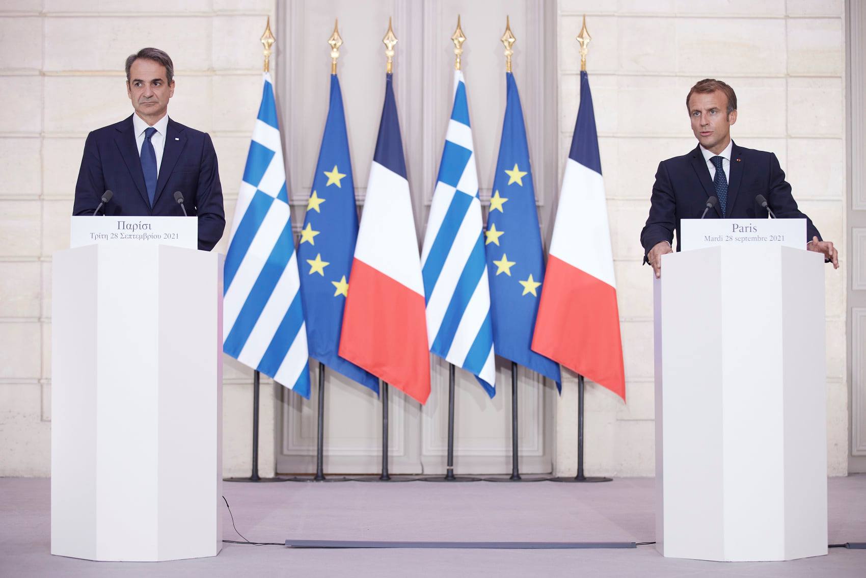 Emmanuel Macron și oficiali greci semnând prelungirea pactului apărare Franța Grecia pentru securitate maritimă în Strâmtoarea Ormuz. | sursa foto: G4Media Emmanuel Macron și oficiali greci semnând prelungirea pactului apărare Franța Grecia pentru securitate maritimă în Strâmtoarea Ormuz. | sursa foto: G4Media