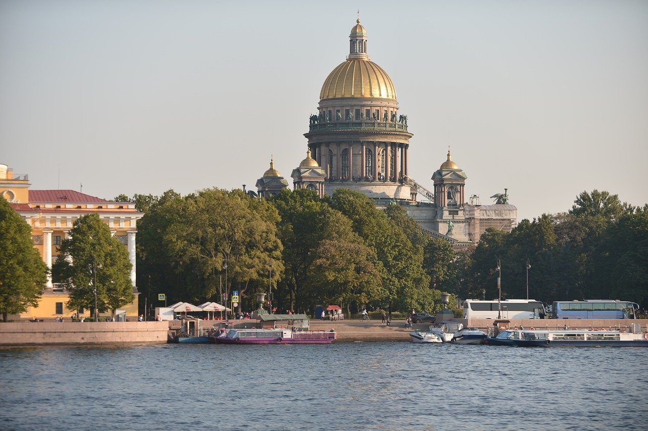 Clădirea Consulatului General al Germaniei în Sankt Petersburg cu steaguri coborâte, simbolizând închidere consulat Germania Rusia și plecarea diplomaților germani în contextul relațiilor diplomatice Germania-Rusia tensionate. | sursa foto: G4Media Clădirea Consulatului General al Germaniei în Sankt Petersburg cu steaguri coborâte, simbolizând închidere consulat Germania Rusia și plecarea diplomaților germani în contextul relațiilor diplomatice Germania-Rusia tensionate. | sursa foto: G4Media