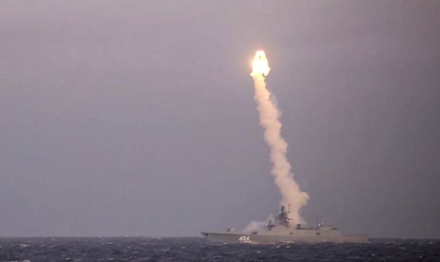 Lansare simultană de rachete balistice Rusia și rachete hipersonice în atac Ucraina, cu explozii și fum pe fundal nocturn. | sursa foto: G4Media Lansare simultană de rachete balistice Rusia și rachete hipersonice în atac Ucraina, cu explozii și fum pe fundal nocturn. | sursa foto: G4Media