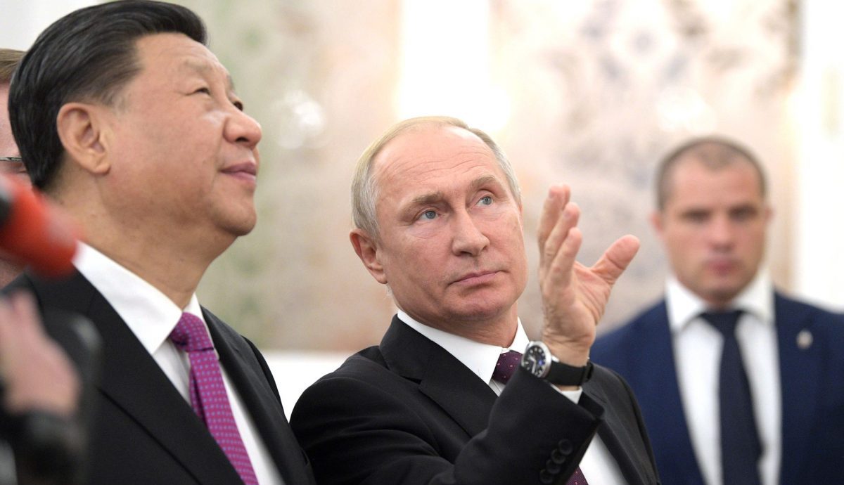 Hărți și simboluri diplomatice reprezentând coaliția anti-americană între Rusia, China și Iran în contextul tensiunilor geopolitice și sprijinului Iranului. | sursa foto: G4Media Hărți și simboluri diplomatice reprezentând coaliția anti-americană între Rusia, China și Iran în contextul tensiunilor geopolitice și sprijinului Iranului. | sursa foto: G4Media