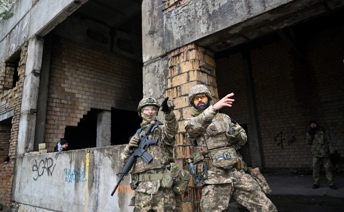 Drone militare ucrainene autonome echipate cu inteligență artificială militară în zbor deasupra câmpului de luptă în război Ucraina. | sursa foto: G4Media Drone militare ucrainene autonome echipate cu inteligență artificială militară în zbor deasupra câmpului de luptă în război Ucraina. | sursa foto: G4Media