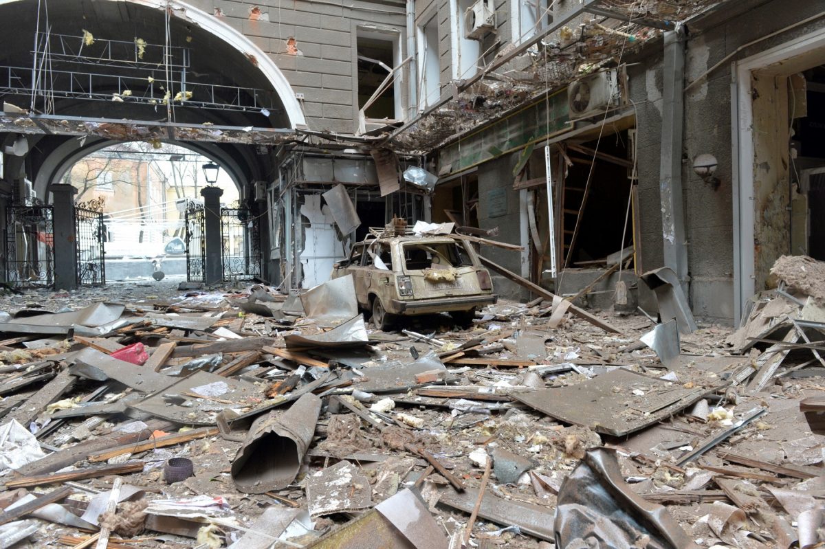 Microbuz civil cu geamuri sparte și pată de sânge pe portieră după atac dronă Ucraina, victime civile în conflict Rusia-Ucraina. | sursa foto: G4Media Microbuz civil cu geamuri sparte și pată de sânge pe portieră după atac dronă Ucraina, victime civile în conflict Rusia-Ucraina. | sursa foto: G4Media