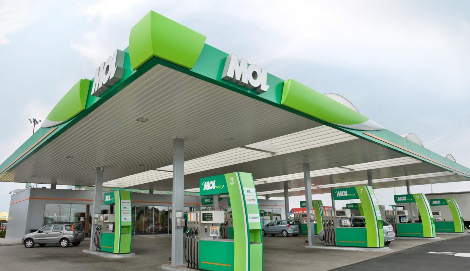 Sediul companiei NIS Serbia cu logo vizibil, simbolizând transferul controlului către MOL Ungaria sub presiunea sancțiunilor americane. | sursa foto: G4Media Sediul companiei NIS Serbia cu logo vizibil, simbolizând transferul controlului către MOL Ungaria sub presiunea sancțiunilor americane. | sursa foto: G4Media
