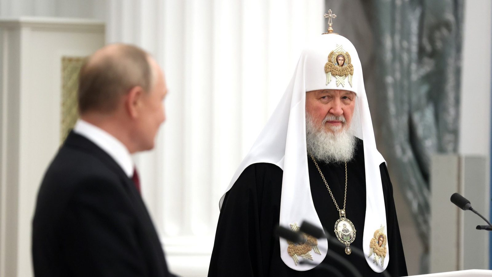 Patriarhul Kirill în veșminte liturgice, vorbind la un amvon în biserică, simbolizând sancțiunile UE împotriva Bisericii Ortodoxe Ruse. | sursa foto: G4Media Patriarhul Kirill în veșminte liturgice, vorbind la un amvon în biserică, simbolizând sancțiunile UE împotriva Bisericii Ortodoxe Ruse. | sursa foto: G4Media