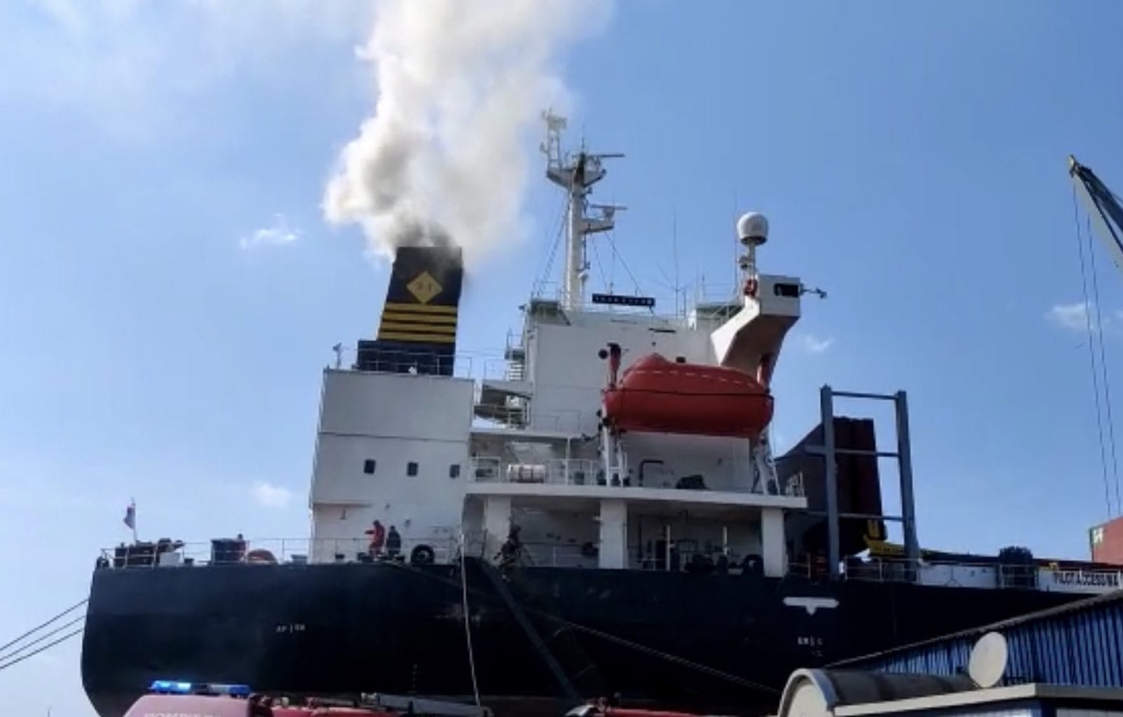Incendiu navă Port Midia la pupa, cu fum dens, în timpul intervenției ISU Constanța pentru stingerea focului la transport minereu | sursa foto: G4Media Incendiu navă Port Midia la pupa, cu fum dens, în timpul intervenției ISU Constanța pentru stingerea focului la transport minereu | sursa foto: G4Media