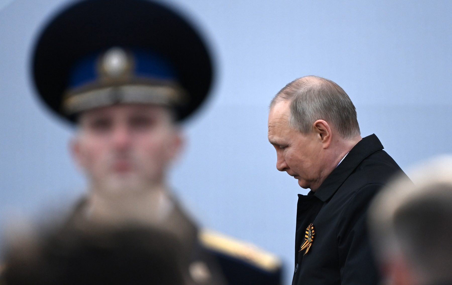 Bloc de locuințe din Galați cu acoperiș avariat și fum dens după explozia unei drone explozive în contextul escaladării conflictului Rusia și amenințărilor diplomatice Rusia. | sursa foto: G4Media Bloc de locuințe din Galați cu acoperiș avariat și fum dens după explozia unei drone explozive în contextul escaladării conflictului Rusia și amenințărilor diplomatice Rusia. | sursa foto: G4Media