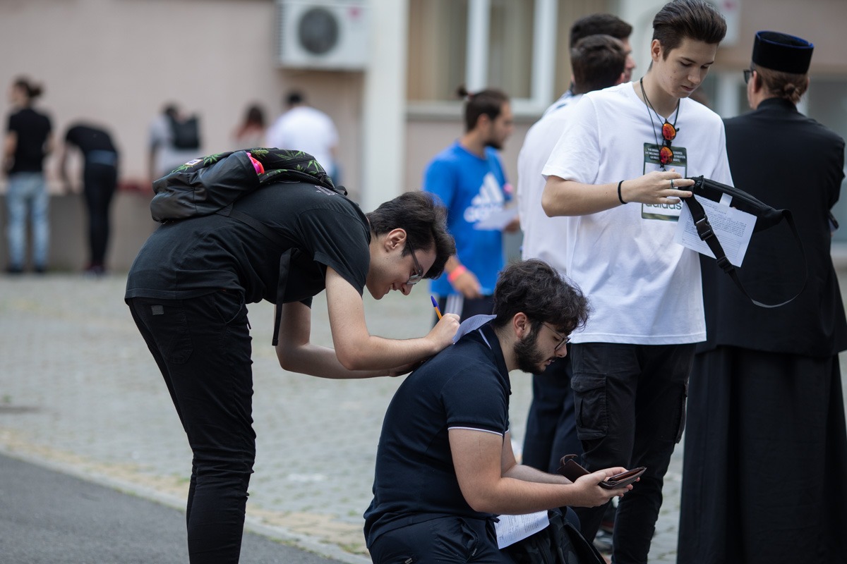 Elevi în sălile de examen susținând probe pentru admitere liceu 2027, cu afișaje privind examen propriu liceu și Evaluare Națională. | sursa foto: G4Media Elevi în sălile de examen susținând probe pentru admitere liceu 2027, cu afișaje privind examen propriu liceu și Evaluare Națională. | sursa foto: G4Media