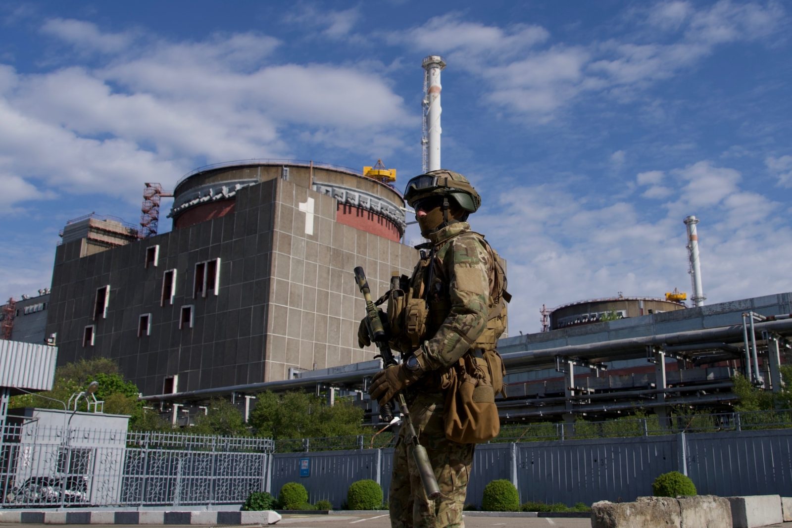 Drone militare zburând deasupra orașului Enerhodar, cu centrale nucleare Zaporojie în fundal, în contextul conflictului Rusia Ucraina. | sursa foto: G4Media Drone militare zburând deasupra orașului Enerhodar, cu centrale nucleare Zaporojie în fundal, în contextul conflictului Rusia Ucraina. | sursa foto: G4Media