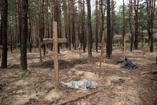 Echipa de anchetatori și experți medico-legali analizând probe la Centrul de identificare victime în ancheta crimă în masă Izium. | sursa foto: G4Media Echipa de anchetatori și experți medico-legali analizând probe la Centrul de identificare victime în ancheta crimă în masă Izium. | sursa foto: G4Media