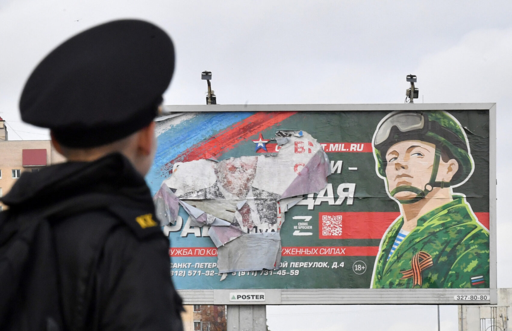 Soldați ruși în uniformă la o ceremonie militară, simbolizând mobilizarea Rusia și recrutare militari conform legislație mobilizare actualizată. | sursa foto: G4Media Soldați ruși în uniformă la o ceremonie militară, simbolizând mobilizarea Rusia și recrutare militari conform legislație mobilizare actualizată. | sursa foto: G4Media