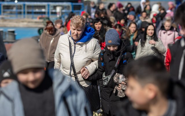 Femei refugiate ucrainene discutând în birou despre angajare ucraineni Germania și acces la ajutoare sociale pentru familii cu copii. | sursa foto: G4Media Femei refugiate ucrainene discutând în birou despre angajare ucraineni Germania și acces la ajutoare sociale pentru familii cu copii. | sursa foto: G4Media