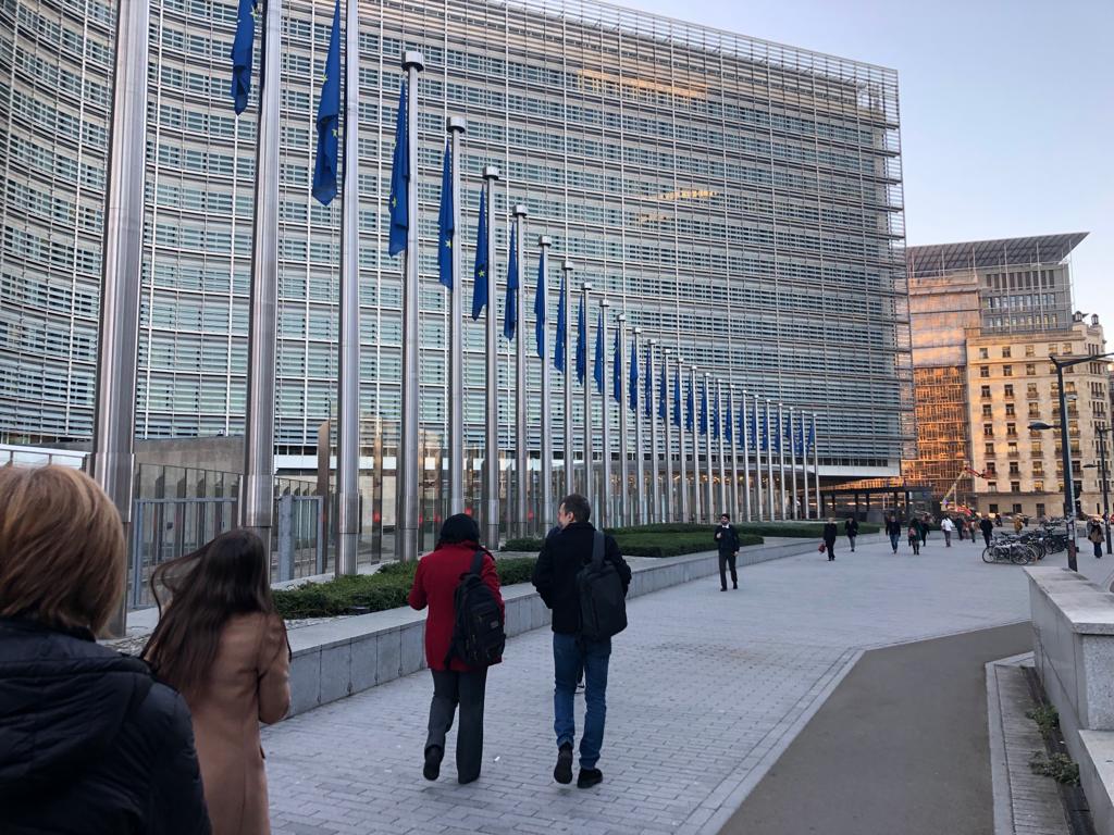 Reprezentanți ai celor 11 țări semnatare discutând propunerea de suspendare legislație UE pentru simplificare legislativă și evaluare impact legislativ pe un an | sursa foto: G4Media Reprezentanți ai celor 11 țări semnatare discutând propunerea de suspendare legislație UE pentru simplificare legislativă și evaluare impact legislativ pe un an | sursa foto: G4Media