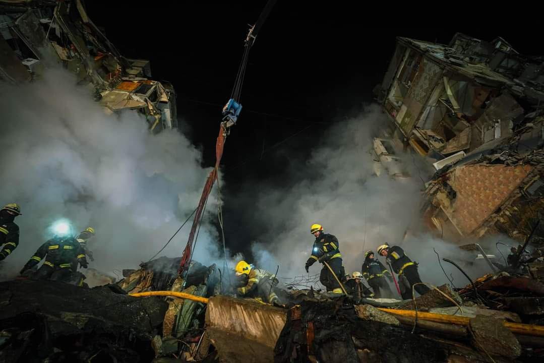 Ruinele unui centru comercial din Krivoi Rog după atacul cu drone rusești, cu echipe de salvare și victime atac vizibile printre dărâmături. | sursa foto: G4Media Ruinele unui centru comercial din Krivoi Rog după atacul cu drone rusești, cu echipe de salvare și victime atac vizibile printre dărâmături. | sursa foto: G4Media