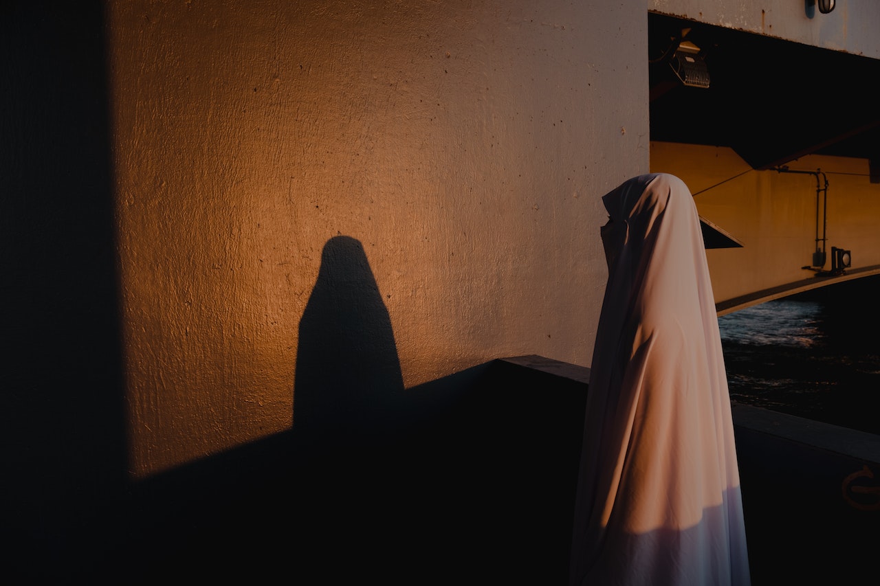 Elevi străini într-o clasă italiană, fără văl, în contextul interzicerii vălului în școli și promovării integrării școlare. | sursa foto: G4Media Elevi străini într-o clasă italiană, fără văl, în contextul interzicerii vălului în școli și promovării integrării școlare. | sursa foto: G4Media