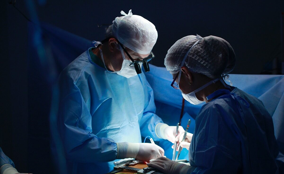 Echipă medicală în sala de operații la primul transplant cord Iași, parte dintr-o prelevare organe complexă cu transplant ficat simultan | sursa foto: G4Media Echipă medicală în sala de operații la primul transplant cord Iași, parte dintr-o prelevare organe complexă cu transplant ficat simultan | sursa foto: G4Media