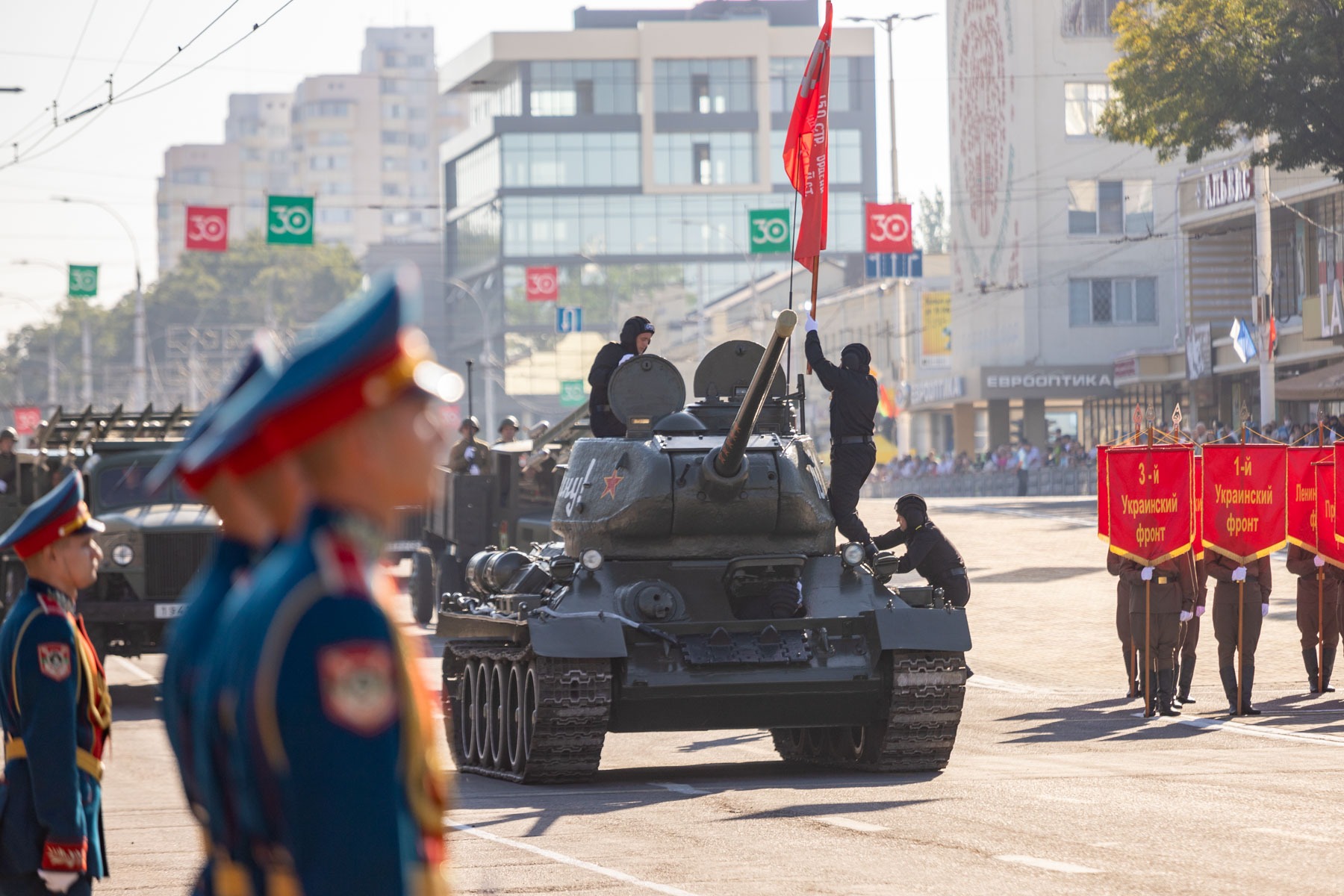 Depozitul Cobasna în Transnistria cu buncăre și muniție depozitată, evidențiind riscurile exploziei și securitatea zonei. | sursa foto: G4Media Depozitul Cobasna în Transnistria cu buncăre și muniție depozitată, evidențiind riscurile exploziei și securitatea zonei. | sursa foto: G4Media