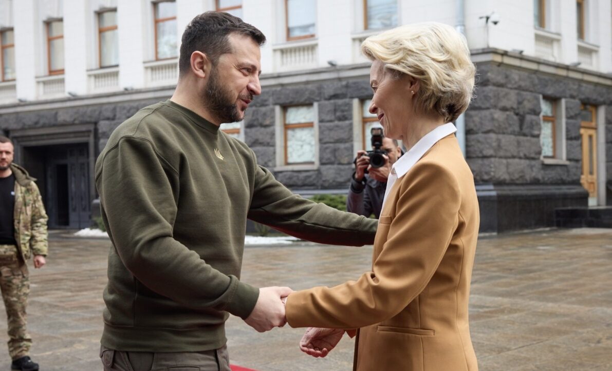 Reprezentanți ai Comisiei Europene discutând strategii pentru utilizarea activelor rusești înghețate în sprijin Ucraina. | sursa foto: G4Media Reprezentanți ai Comisiei Europene discutând strategii pentru utilizarea activelor rusești înghețate în sprijin Ucraina. | sursa foto: G4Media