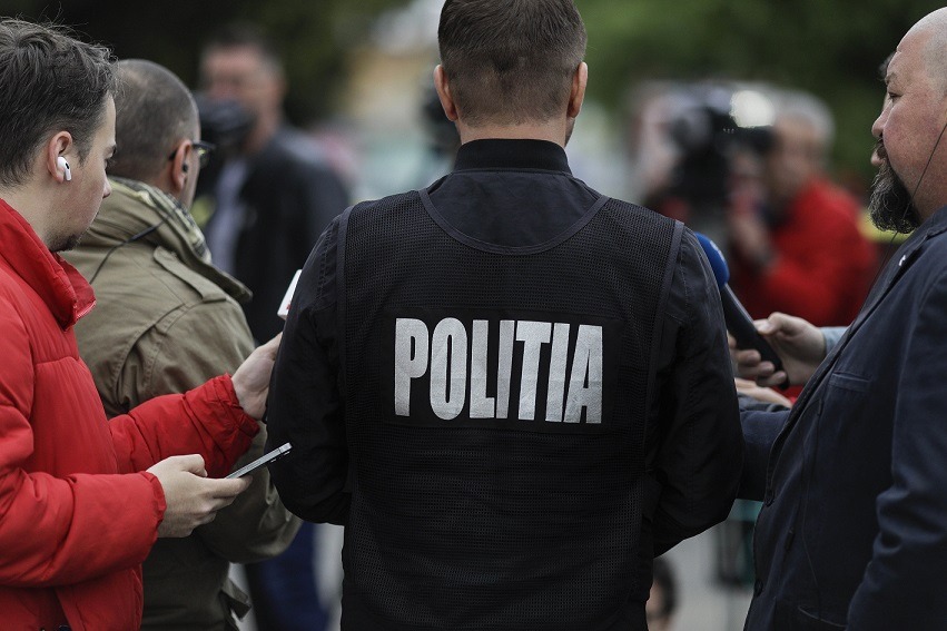 Bărbat înarmat cu cuțit imobilizat de polițiști într-o stație de autobuz din Capitală după amenințări minori și persoane din zonă. | sursa foto: G4Media Bărbat înarmat cu cuțit imobilizat de polițiști într-o stație de autobuz din Capitală după amenințări minori și persoane din zonă. | sursa foto: G4Media
