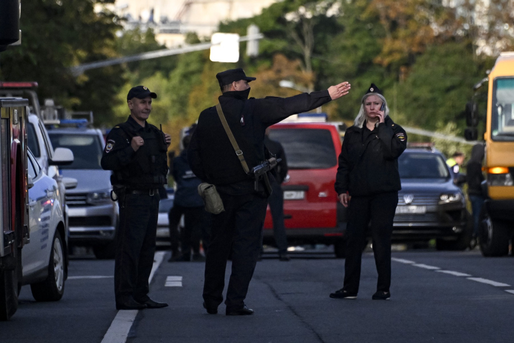 Doi poliţişti suspendaţi în uniformă lângă o victimă căzută în urma atacului armat din Kiev, anchetaţi pentru comportament neadecvat. | sursa foto: G4Media Doi poliţişti suspendaţi în uniformă lângă o victimă căzută în urma atacului armat din Kiev, anchetaţi pentru comportament neadecvat. | sursa foto: G4Media