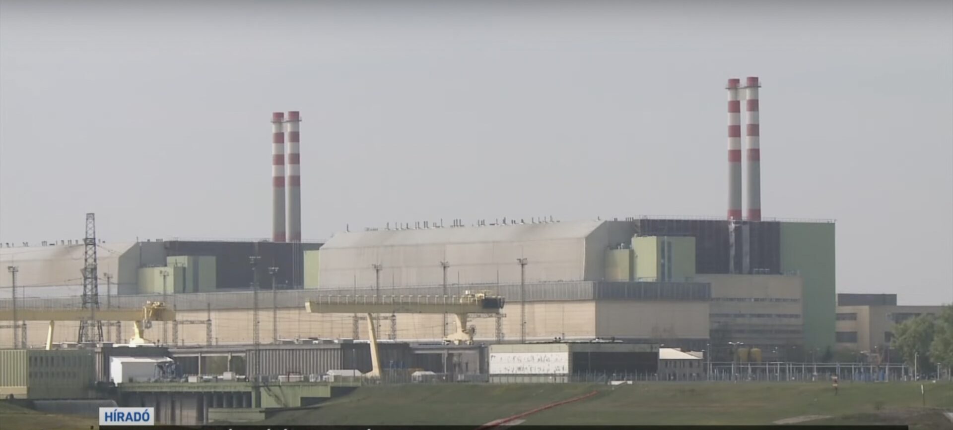 Centrala nucleară Paks funcționând la capacitate redusă lângă Dunăre cu nivel scăzut al apei, afectând consumul energie în Ungaria. | sursa foto: G4Media Centrala nucleară Paks funcționând la capacitate redusă lângă Dunăre cu nivel scăzut al apei, afectând consumul energie în Ungaria. | sursa foto: G4Media
