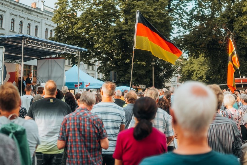 Jean-Pascal Hohm, lider AfD tineret, discutând poziția organizației privind zona euro și spațiul Schengen la congresul federal din Magdeburg. | sursa foto: G4Media Jean-Pascal Hohm, lider AfD tineret, discutând poziția organizației privind zona euro și spațiul Schengen la congresul federal din Magdeburg. | sursa foto: G4Media