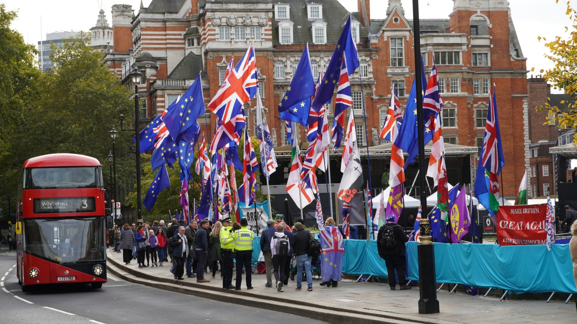 Parlamentari britanici dezbat revenirea Regatului Unit în Uniunea Europeană după Brexit, în contextul integrării europene și tensiunilor politice. | sursa foto: G4Media Parlamentari britanici dezbat revenirea Regatului Unit în Uniunea Europeană după Brexit, în contextul integrării europene și tensiunilor politice. | sursa foto: G4Media