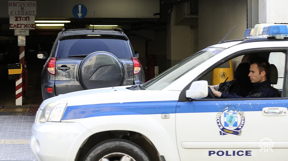 Polițiști greci în timpul perchezițiilor în Creta în ancheta Creta privind fraudă subvenții agricole ce a dus la demisie miniștri guvernamentali | sursa foto: G4Media Polițiști greci în timpul perchezițiilor în Creta în ancheta Creta privind fraudă subvenții agricole ce a dus la demisie miniștri guvernamentali | sursa foto: G4Media