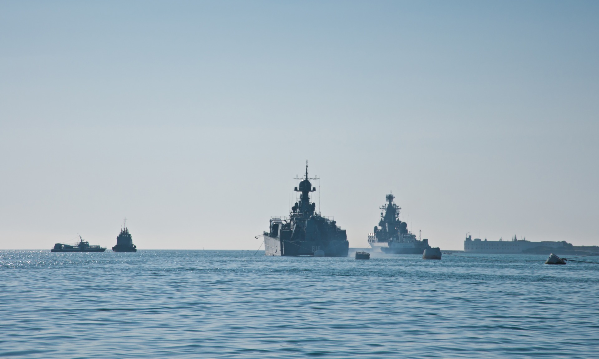 Două nave avariate în urma atacului în Marea Neagră, una vrachier și o navă-macara în portul Nikolaev, legate de forţe armate Ucraina. | sursa foto: G4Media Două nave avariate în urma atacului în Marea Neagră, una vrachier și o navă-macara în portul Nikolaev, legate de forţe armate Ucraina. | sursa foto: G4Media