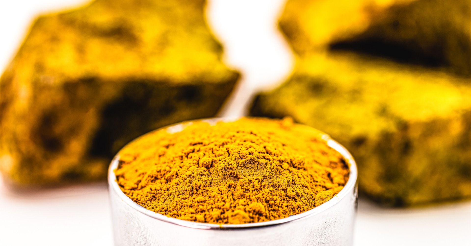 Containere metalice cu uraniu yellowcake depozitate pe aeroportul din Niamey, Niger, în contextul negocierilor Nuclearelectrica pentru achiziție uraniu Niger și blocaje juridice. | sursa foto: G4Media Containere metalice cu uraniu yellowcake depozitate pe aeroportul din Niamey, Niger, în contextul negocierilor Nuclearelectrica pentru achiziție uraniu Niger și blocaje juridice. | sursa foto: G4Media