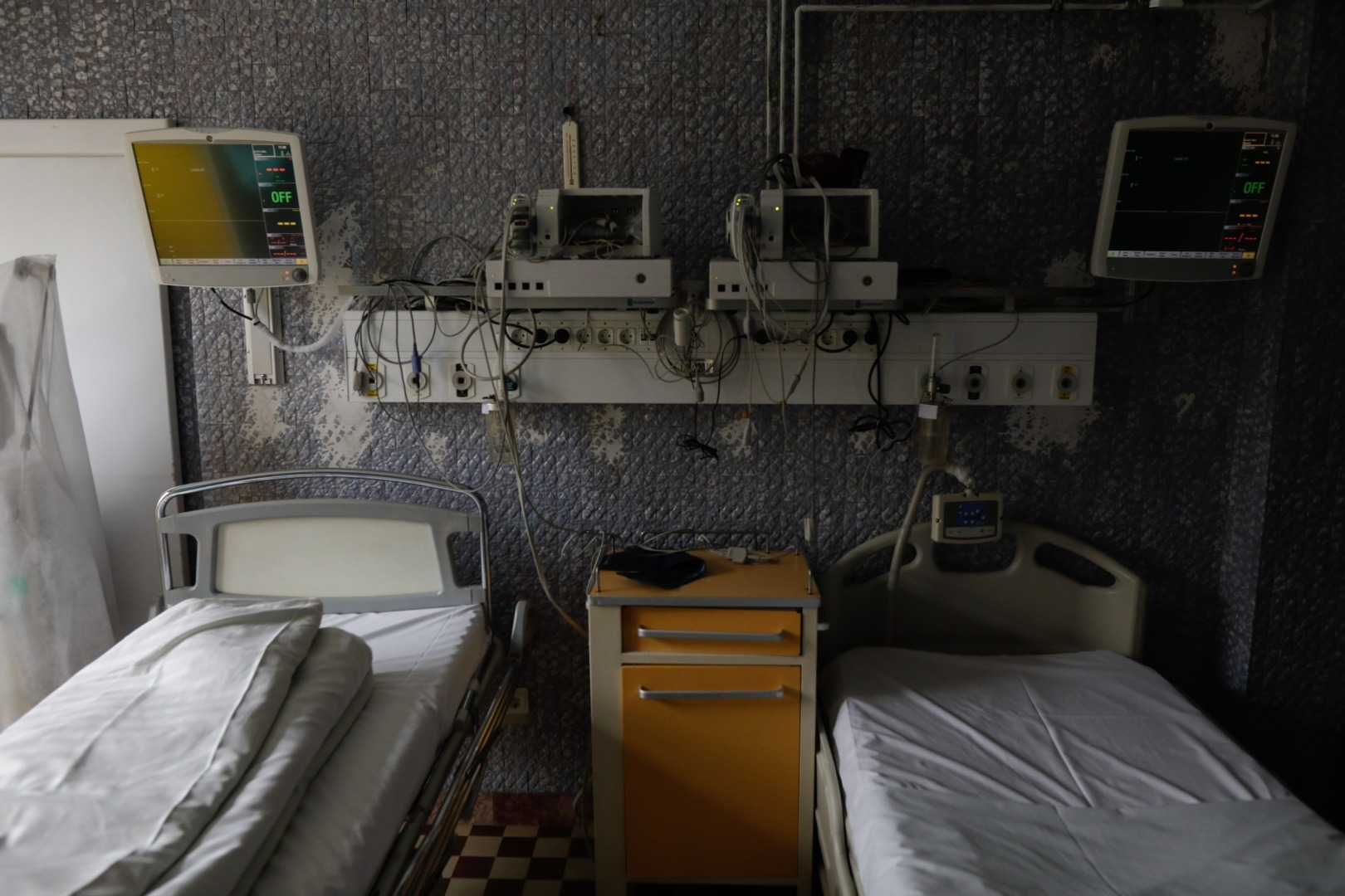 Clădire veche a unui spital din România, cu arhitectură istorică, ilustrând infrastructura spitalicească veche și riscurile infecțiilor nosocomiale. | sursa foto: G4Media Clădire veche a unui spital din România, cu arhitectură istorică, ilustrând infrastructura spitalicească veche și riscurile infecțiilor nosocomiale. | sursa foto: G4Media