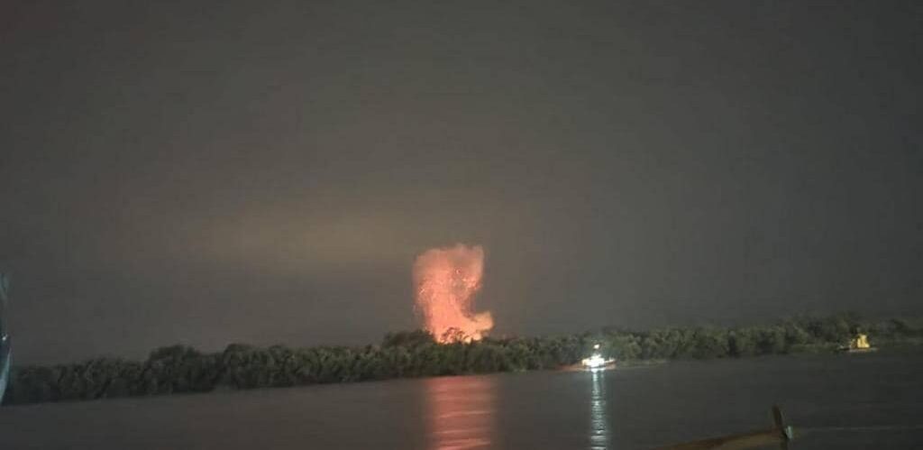 Navă cargo ucraineană avariată în portul Izmail după atac cu drone militare Rusia asupra infrastructurii portuare și rezervoare combustibil. | sursa foto: G4Media Navă cargo ucraineană avariată în portul Izmail după atac cu drone militare Rusia asupra infrastructurii portuare și rezervoare combustibil. | sursa foto: G4Media