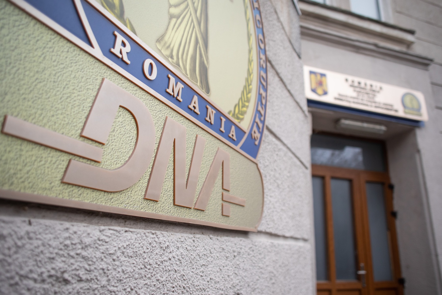 Fostul director al Autorității Rutiere în sala de judecată, acuzat de fraudare examene atestate, luare mită și grup infracțional organizat. | sursa foto: G4Media Fostul director al Autorității Rutiere în sala de judecată, acuzat de fraudare examene atestate, luare mită și grup infracțional organizat. | sursa foto: G4Media