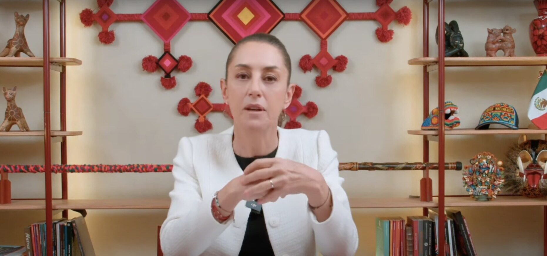 Președinta Claudia Sheinbaum discursând despre amestec SUA Mexic și arestări mexicani, apărarea suveranității naționale a Mexicului. | sursa foto: G4Media Președinta Claudia Sheinbaum discursând despre amestec SUA Mexic și arestări mexicani, apărarea suveranității naționale a Mexicului. | sursa foto: G4Media