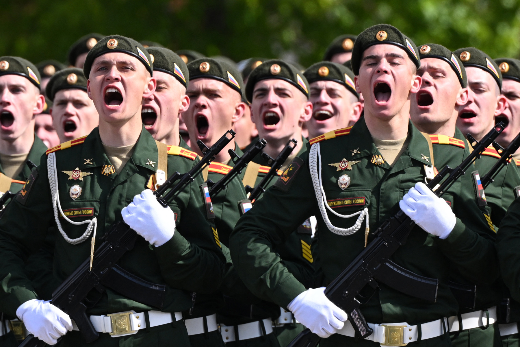 Personal militar înarmat în fața unei bănci rusești echipată cu sisteme de apărare anti-dronă, parte din militarizarea băncilor Rusia după atacuri Ucraina infrastructură. | sursa foto: G4Media Personal militar înarmat în fața unei bănci rusești echipată cu sisteme de apărare anti-dronă, parte din militarizarea băncilor Rusia după atacuri Ucraina infrastructură. | sursa foto: G4Media
