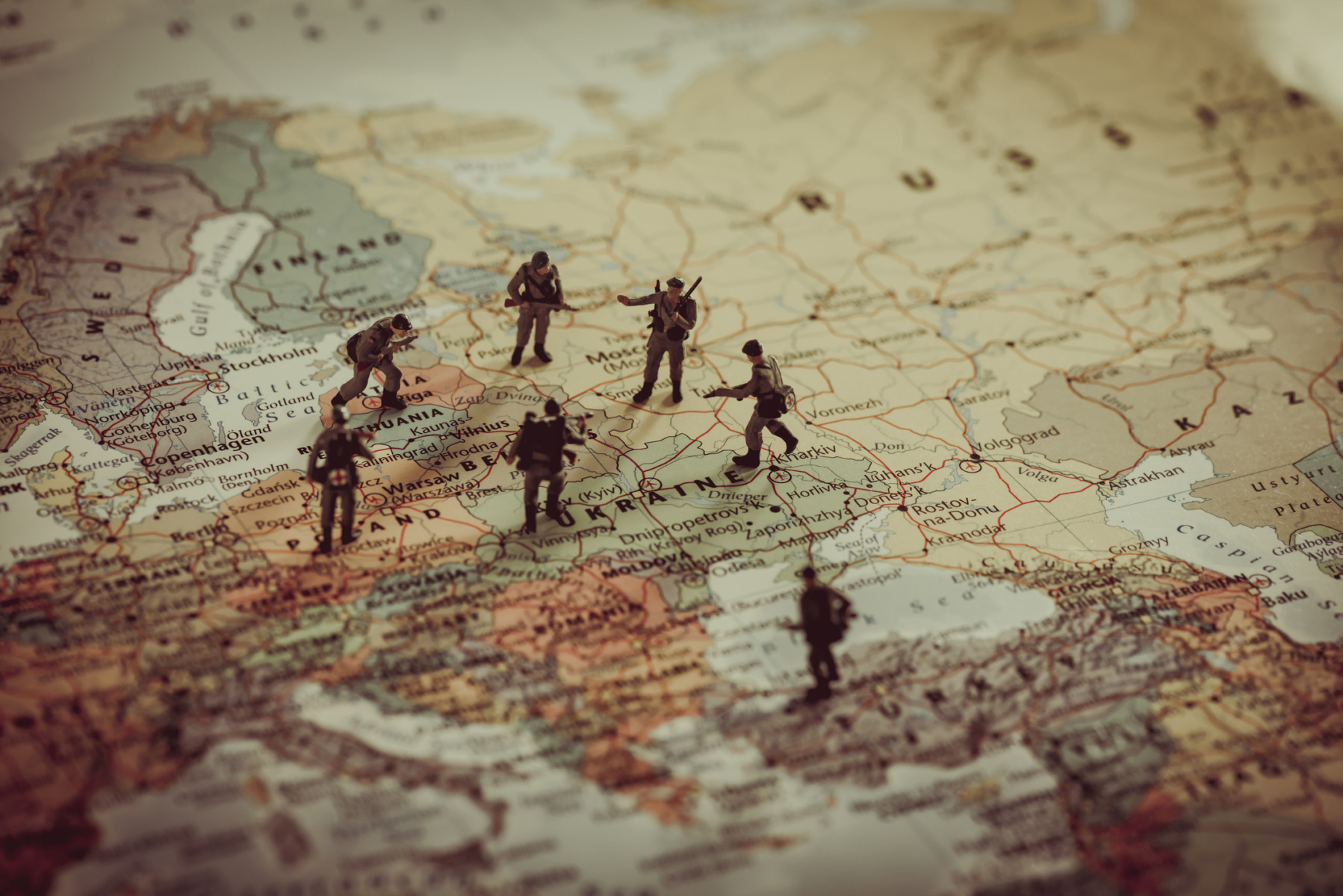 Harta digitală a Europei evidențiind țările NATO și simboluri care sugerează atacuri cibernetice și tensiuni între Putin NATO privind Articolul 5 NATO. | sursa foto: G4Media Harta digitală a Europei evidențiind țările NATO și simboluri care sugerează atacuri cibernetice și tensiuni între Putin NATO privind Articolul 5 NATO. | sursa foto: G4Media