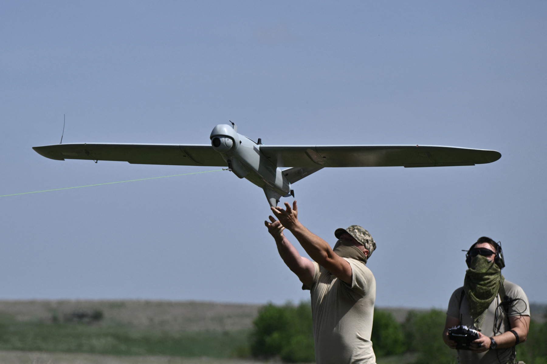 Drone ucrainene atacând o bază militară Rusia lângă Sankt Petersburg, în timp ce forțele ruse efectuează interceptare drone Rusia masivă. | sursa foto: G4Media Drone ucrainene atacând o bază militară Rusia lângă Sankt Petersburg, în timp ce forțele ruse efectuează interceptare drone Rusia masivă. | sursa foto: G4Media