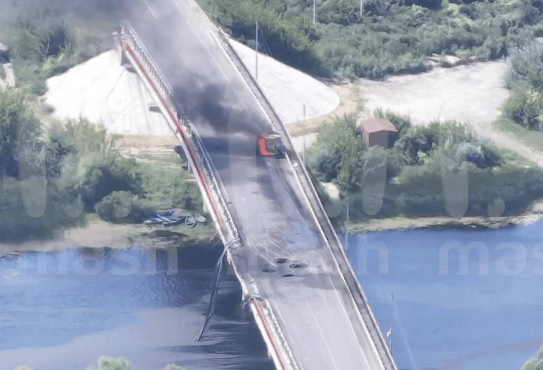 Podul Ciongar avariat cu secțiuni distruse și fum ridicându-se după atacuri ucrainene asupra peninsulei Crimeea, cu trafic suspendat. | sursa foto: G4Media Podul Ciongar avariat cu secțiuni distruse și fum ridicându-se după atacuri ucrainene asupra peninsulei Crimeea, cu trafic suspendat. | sursa foto: G4Media