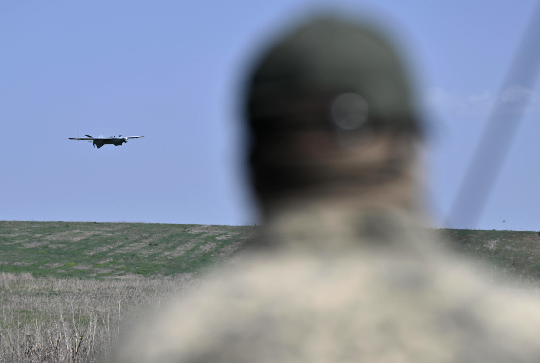 Flăcări și fum gros ridicându-se de la depozitul petrolier în flăcări după atac cu drone în portul Mariupol sub ocupație rusă. | sursa foto: G4Media Flăcări și fum gros ridicându-se de la depozitul petrolier în flăcări după atac cu drone în portul Mariupol sub ocupație rusă. | sursa foto: G4Media