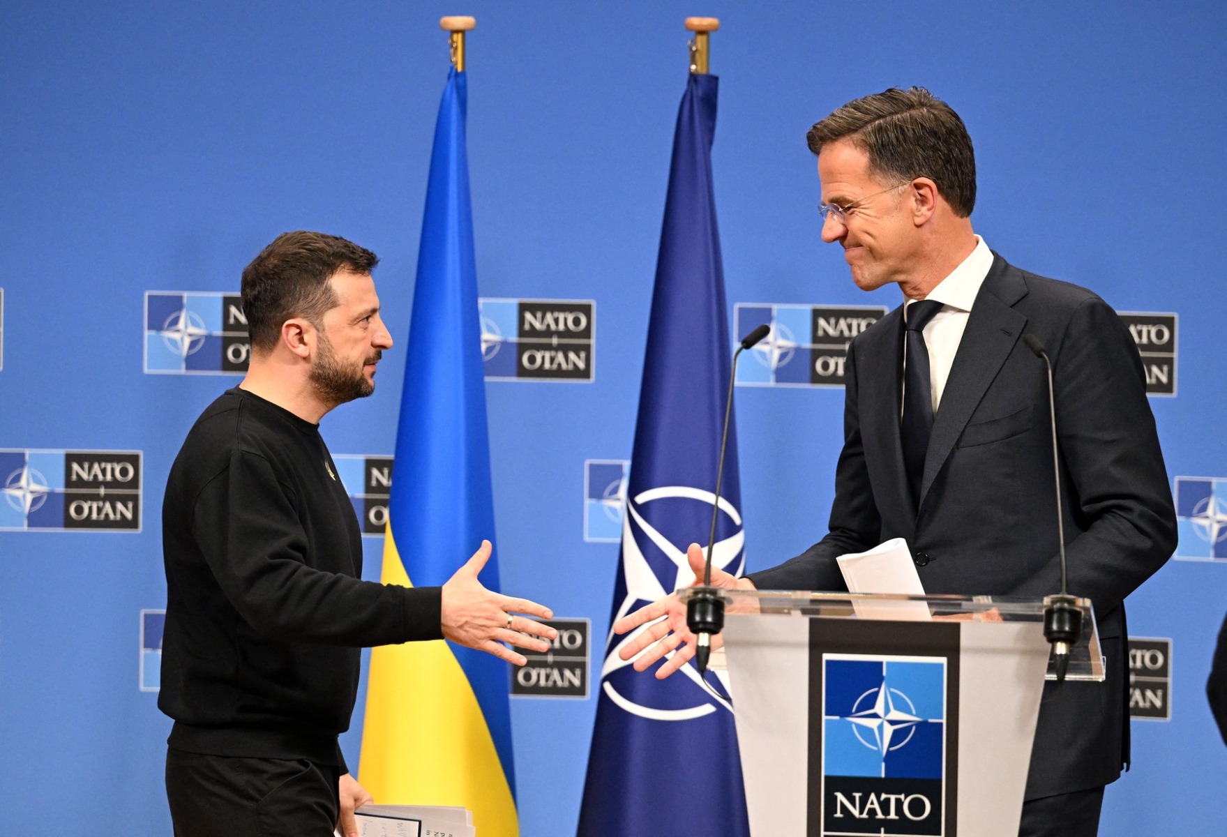 Reprezentanți NATO discutând la masa rotundă despre ajutor militar Ucraina de 70 de miliarde euro și finanțare NATO echitabilă pentru sprijin european | sursa foto: G4Media Reprezentanți NATO discutând la masa rotundă despre ajutor militar Ucraina de 70 de miliarde euro și finanțare NATO echitabilă pentru sprijin european | sursa foto: G4Media