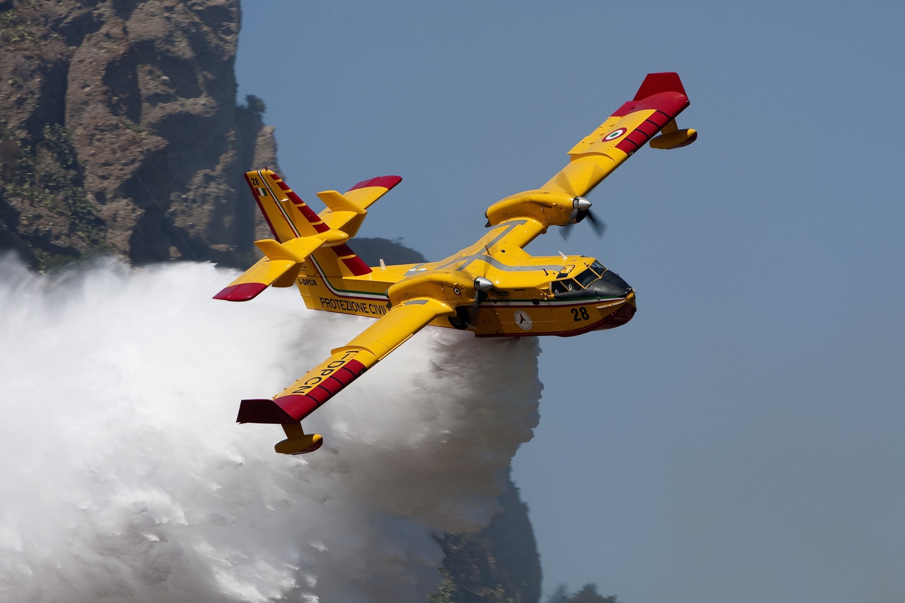Pompieri intervenind în flăcări puternice în Creta, în timpul evacuării turiștilor din zonele afectate de incendiile Grecia cu pompieri morți. | sursa foto: G4Media Pompieri intervenind în flăcări puternice în Creta, în timpul evacuării turiștilor din zonele afectate de incendiile Grecia cu pompieri morți. | sursa foto: G4Media