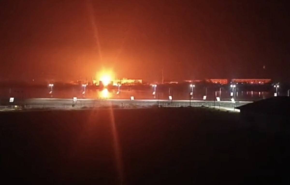 Incendiu și fum dens la uzina chimică Dorogobuzh din Rusia după atac drone Ucraina, cu victime atac și pagube majore vizibile. | sursa foto: G4Media Incendiu și fum dens la uzina chimică Dorogobuzh din Rusia după atac drone Ucraina, cu victime atac și pagube majore vizibile. | sursa foto: G4Media