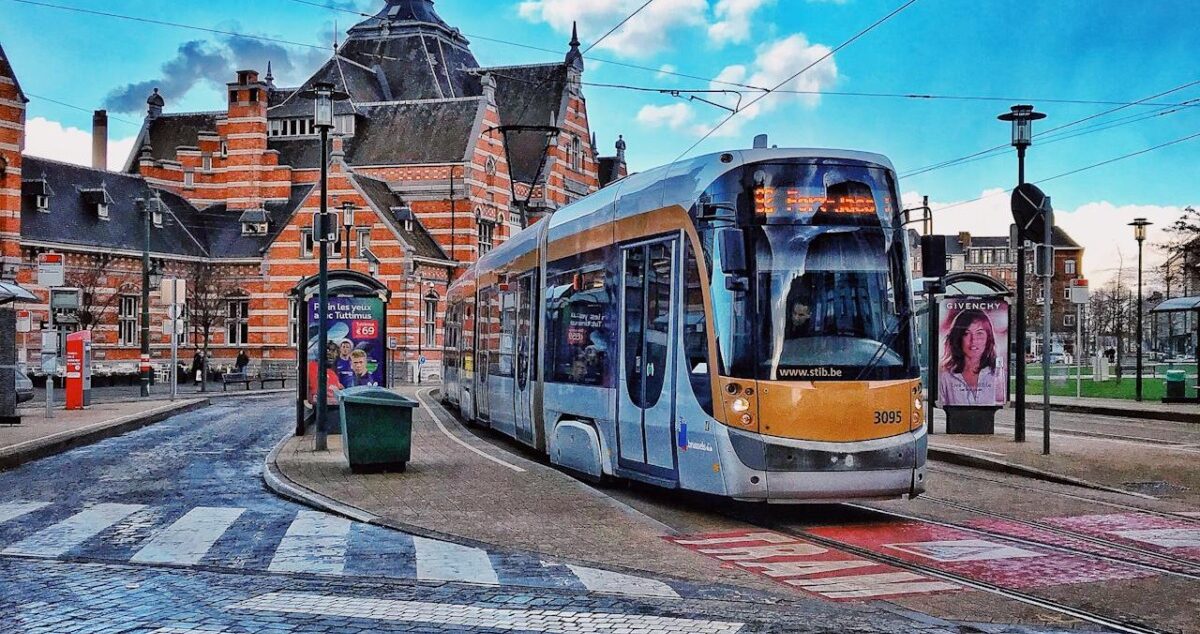 Lideri politici din Bruxelles semnând acordul pentru guvern Bruxelles, încheind criza politică după negocieri între coaliție partide diverse. | sursa foto: G4Media Lideri politici din Bruxelles semnând acordul pentru guvern Bruxelles, încheind criza politică după negocieri între coaliție partide diverse. | sursa foto: G4Media