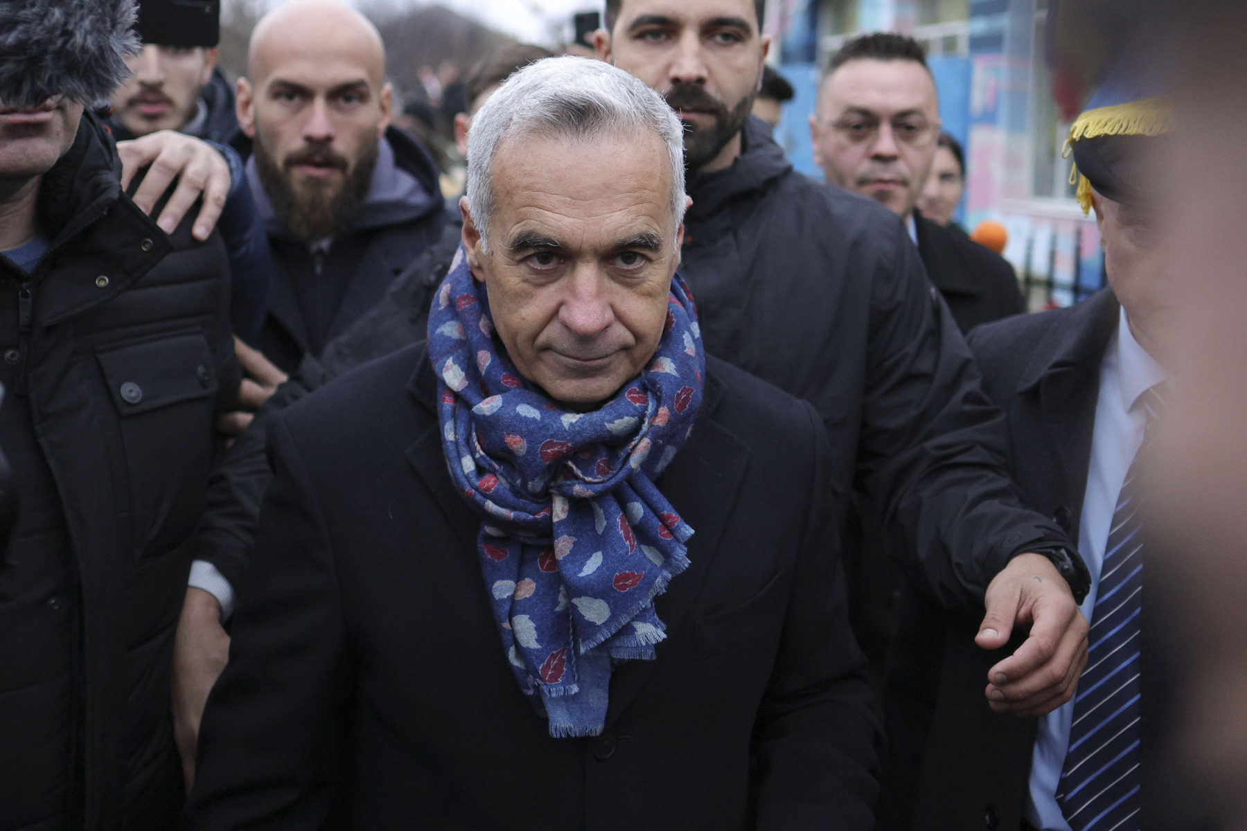 Percheziții DIICOT în dosarul înșelăciunii de 1,1 milioane euro, cu polițiști și jandarmi ridicând documente și echipamente de la sediul grupului infracțional organizat. | sursa foto: G4Media Percheziții DIICOT în dosarul înșelăciunii de 1,1 milioane euro, cu polițiști și jandarmi ridicând documente și echipamente de la sediul grupului infracțional organizat. | sursa foto: G4Media