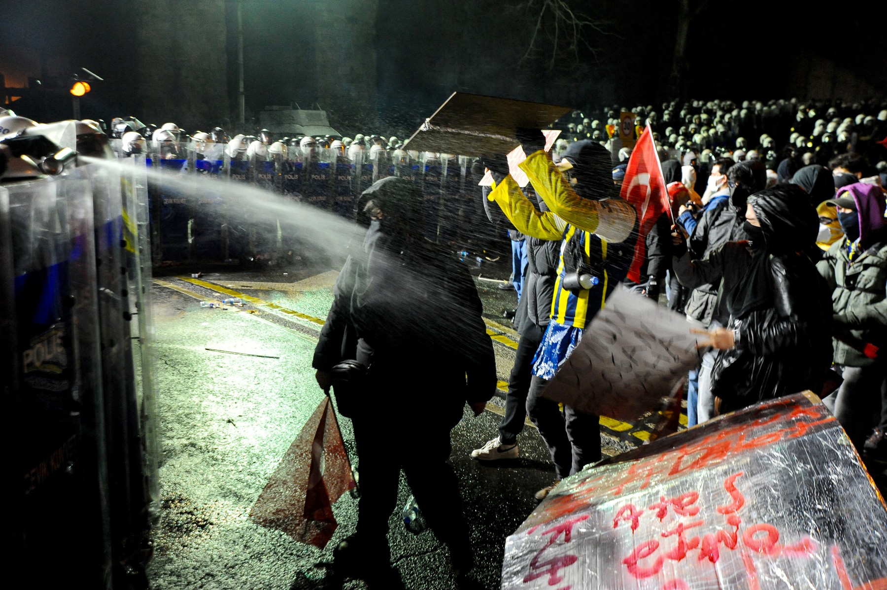 Forțe de ordine turcești în stradă la summit NATO Ankara, înconjurând manifestanți în contextul arestărilor politice și protestelor interzise. | sursa foto: G4Media Forțe de ordine turcești în stradă la summit NATO Ankara, înconjurând manifestanți în contextul arestărilor politice și protestelor interzise. | sursa foto: G4Media