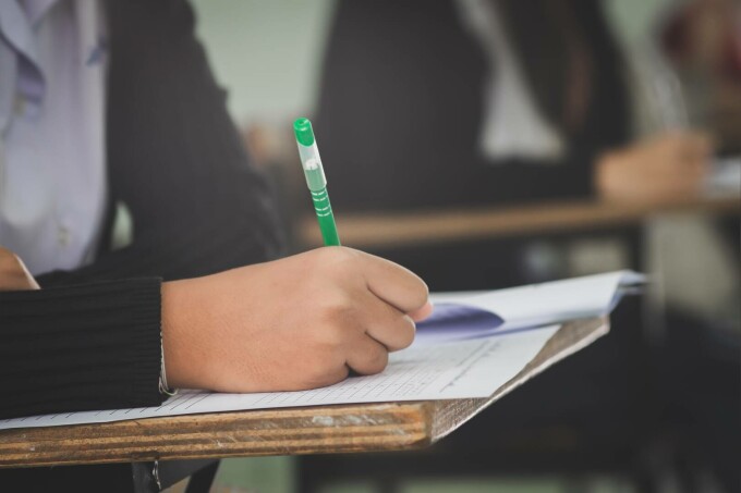 Elevi stresați pregătindu-se pentru admitere liceu, înconjurați de cărți și materiale, evidențiind impactul meditațiilor elevi și inechitatea educație. | sursa foto: G4Media Elevi stresați pregătindu-se pentru admitere liceu, înconjurați de cărți și materiale, evidențiind impactul meditațiilor elevi și inechitatea educație. | sursa foto: G4Media