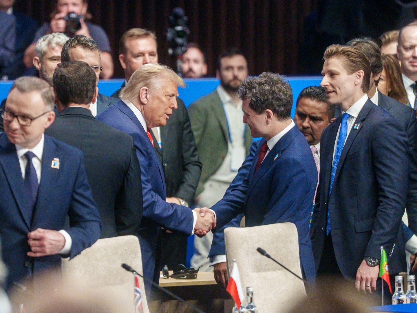 Președintele Nicușor Dan primind scrisoarea oficială de la Donald Trump privind invitația în Consiliul pentru Pace pentru conflictul Gaza | sursa foto: G4Media Președintele Nicușor Dan primind scrisoarea oficială de la Donald Trump privind invitația în Consiliul pentru Pace pentru conflictul Gaza | sursa foto: G4Media