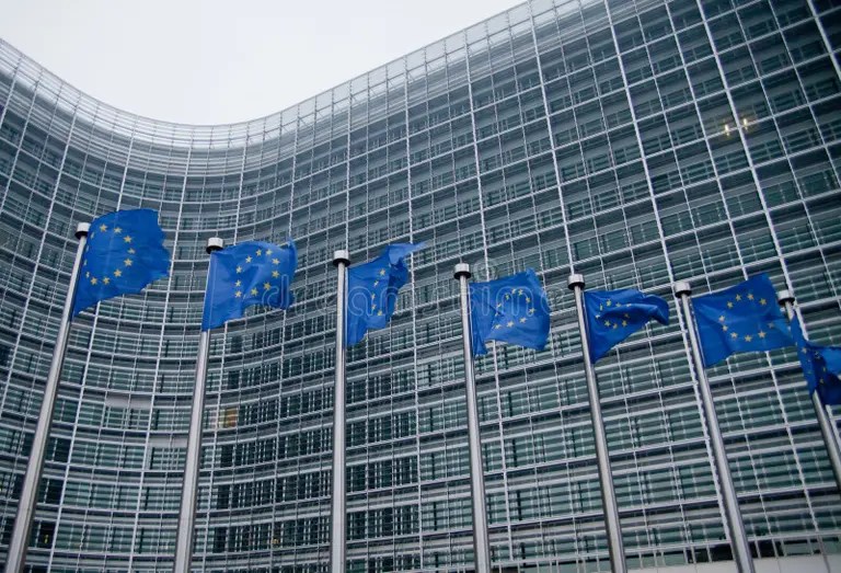 Președinta Comisiei Europene discutând cu oficiali în sala de conferințe despre acordul UE-Mercosur și transparența decizională. | sursa foto: G4Media Președinta Comisiei Europene discutând cu oficiali în sala de conferințe despre acordul UE-Mercosur și transparența decizională. | sursa foto: G4Media