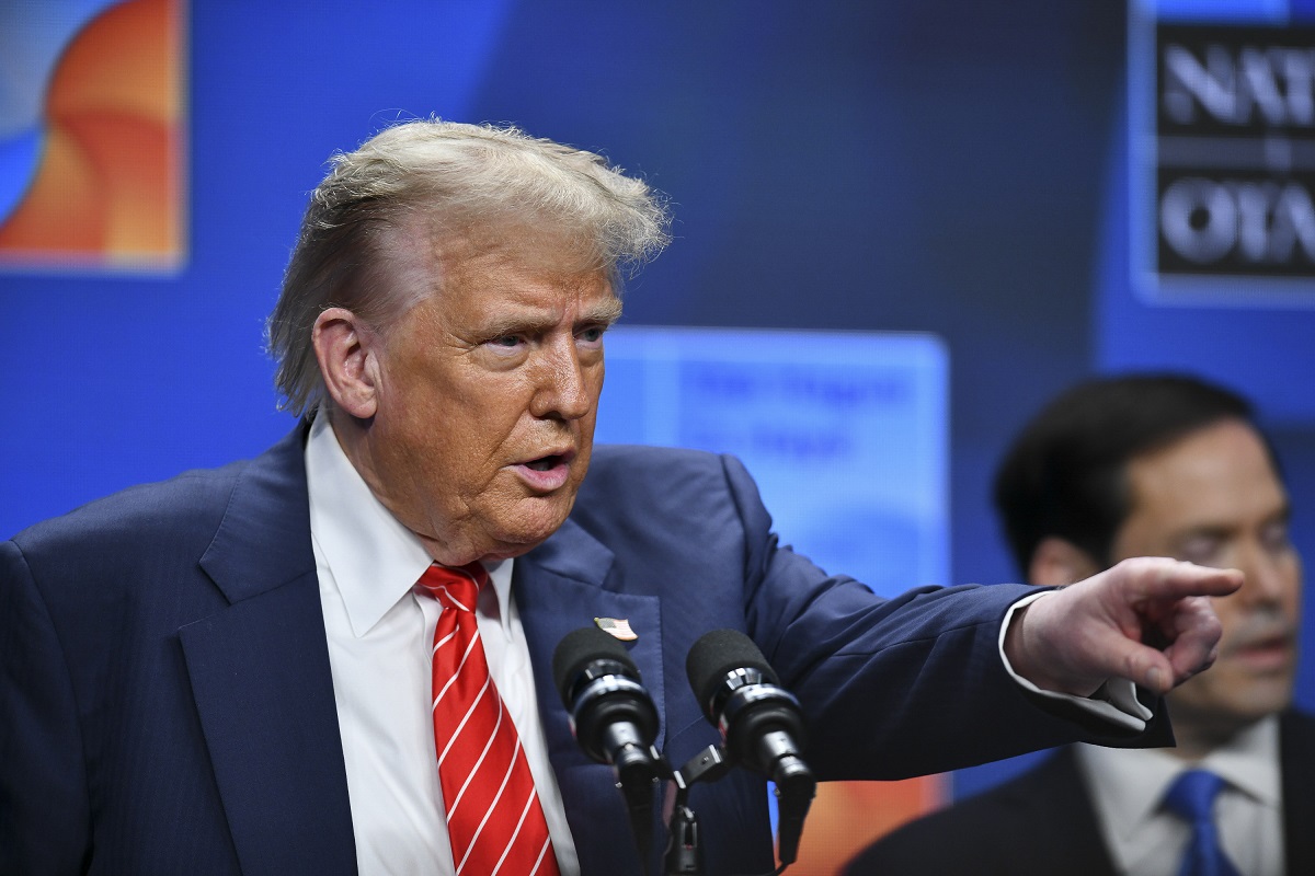 Oficial american discutând cu diplomați europeni în birou, simbolizând evaluarea loialității aliaților NATO și reducerea prezenței militare SUA în Europa conform politicii Trump NATO. | sursa foto: G4Media Oficial american discutând cu diplomați europeni în birou, simbolizând evaluarea loialității aliaților NATO și reducerea prezenței militare SUA în Europa conform politicii Trump NATO. | sursa foto: G4Media