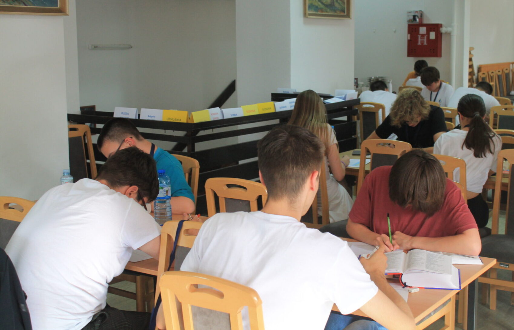 Elevi într-o sală de clasă discutând despre sănătate mintală copii, sinucidere elevi și bullying școlar în cadrul unei dezbateri școlare. | sursa foto: G4Media Elevi într-o sală de clasă discutând despre sănătate mintală copii, sinucidere elevi și bullying școlar în cadrul unei dezbateri școlare. | sursa foto: G4Media